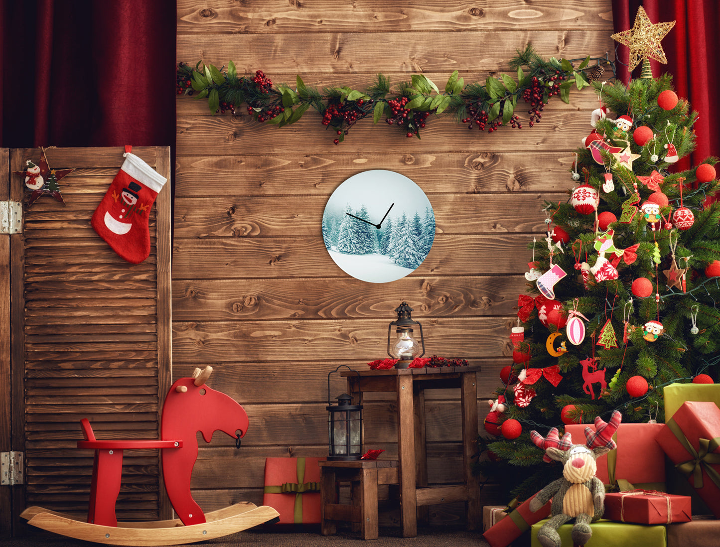 Snowy Firs Acrylglas-Uhr Wohnbeispiel