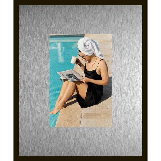 Rahmenbild mit Alupassepartout - Reading woman at the pool