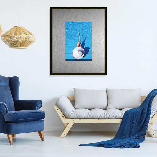 Rahmenbild mit Alupassepartout - Woman wearing a sun hat from above