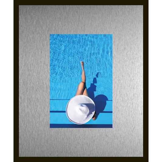 Rahmenbild mit Alupassepartout - Woman wearing a sun hat from above