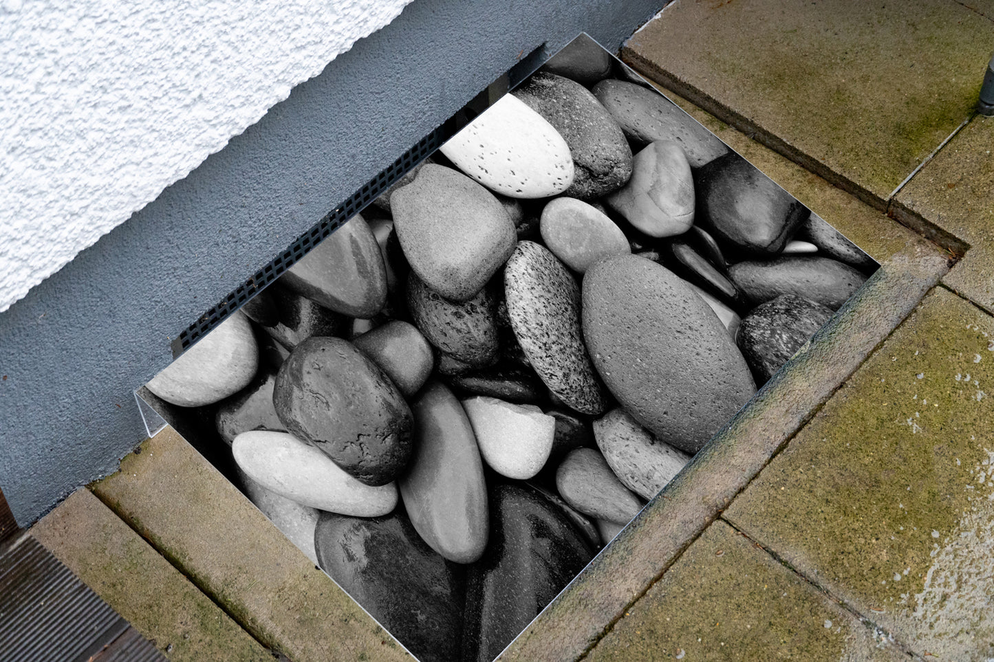 Lichtschachtabdeckung – Steine schwarz weiß