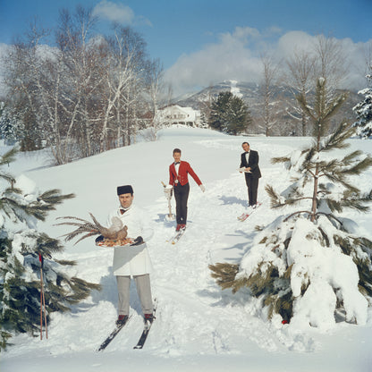 Slim Aarons - Skiing Waiters