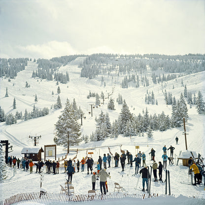 Slim Aarons - Skiing in Vail