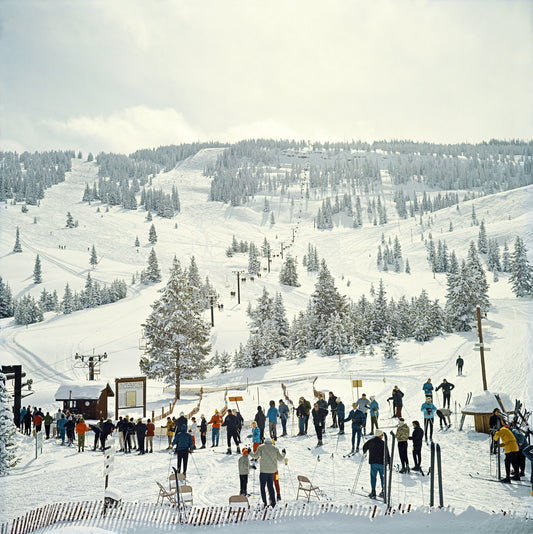 Slim Aarons - Skiing in Vail