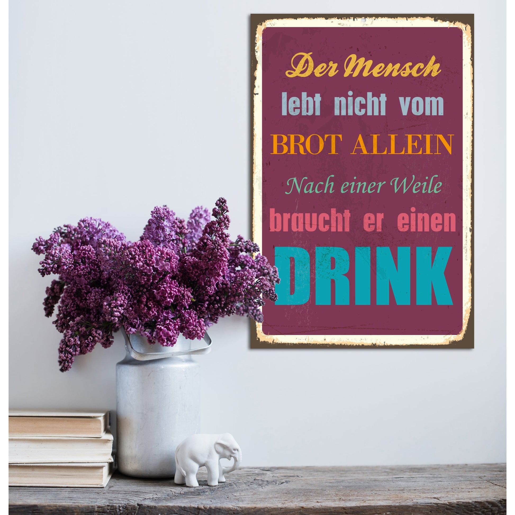 Blechschild Der Mensch lebt nicht vom Brot allein - Nach einer Weile braucht er einen Drink Wohnbeispiel