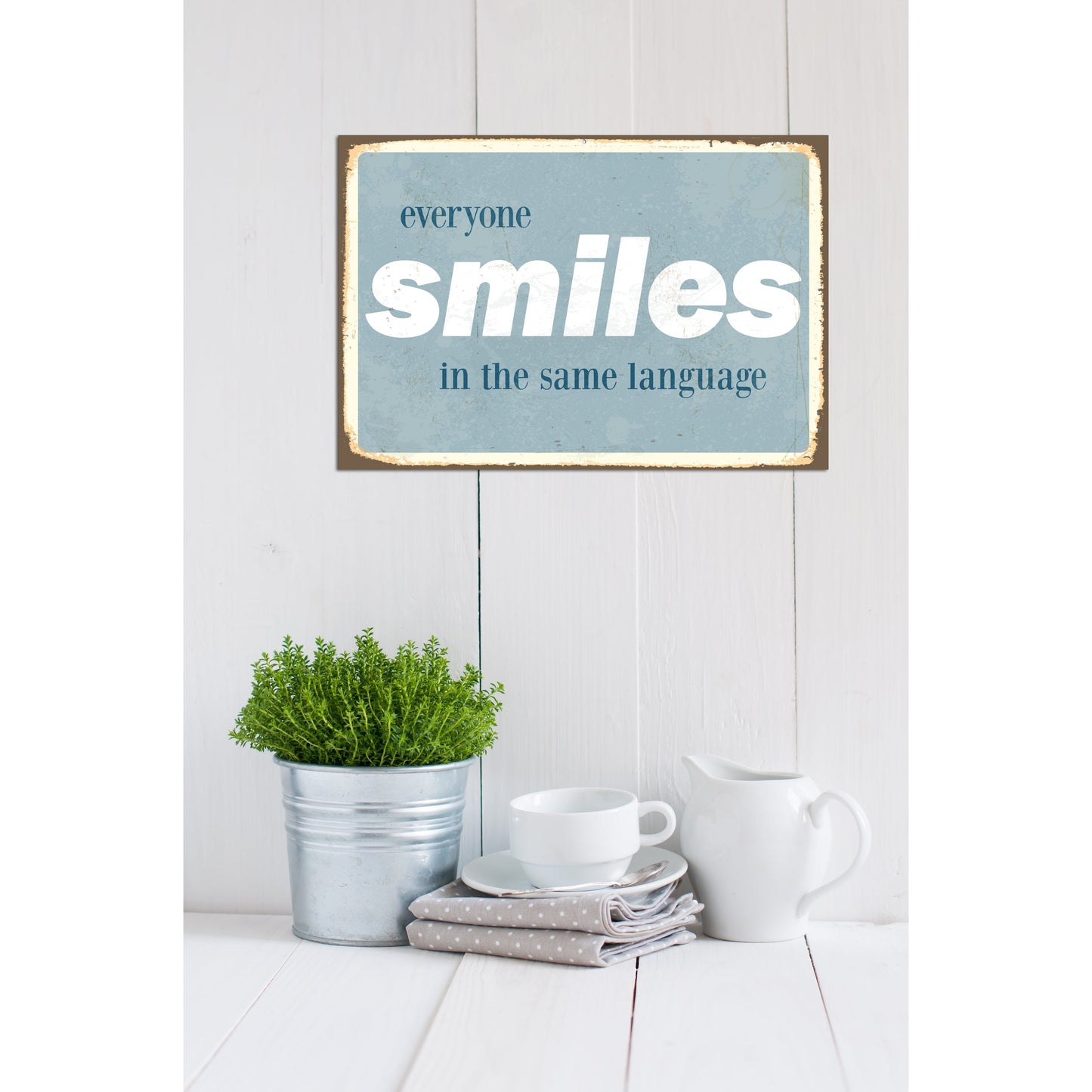 Blechschild - Everyone Smiles In The Same Language Wohnbeispiel