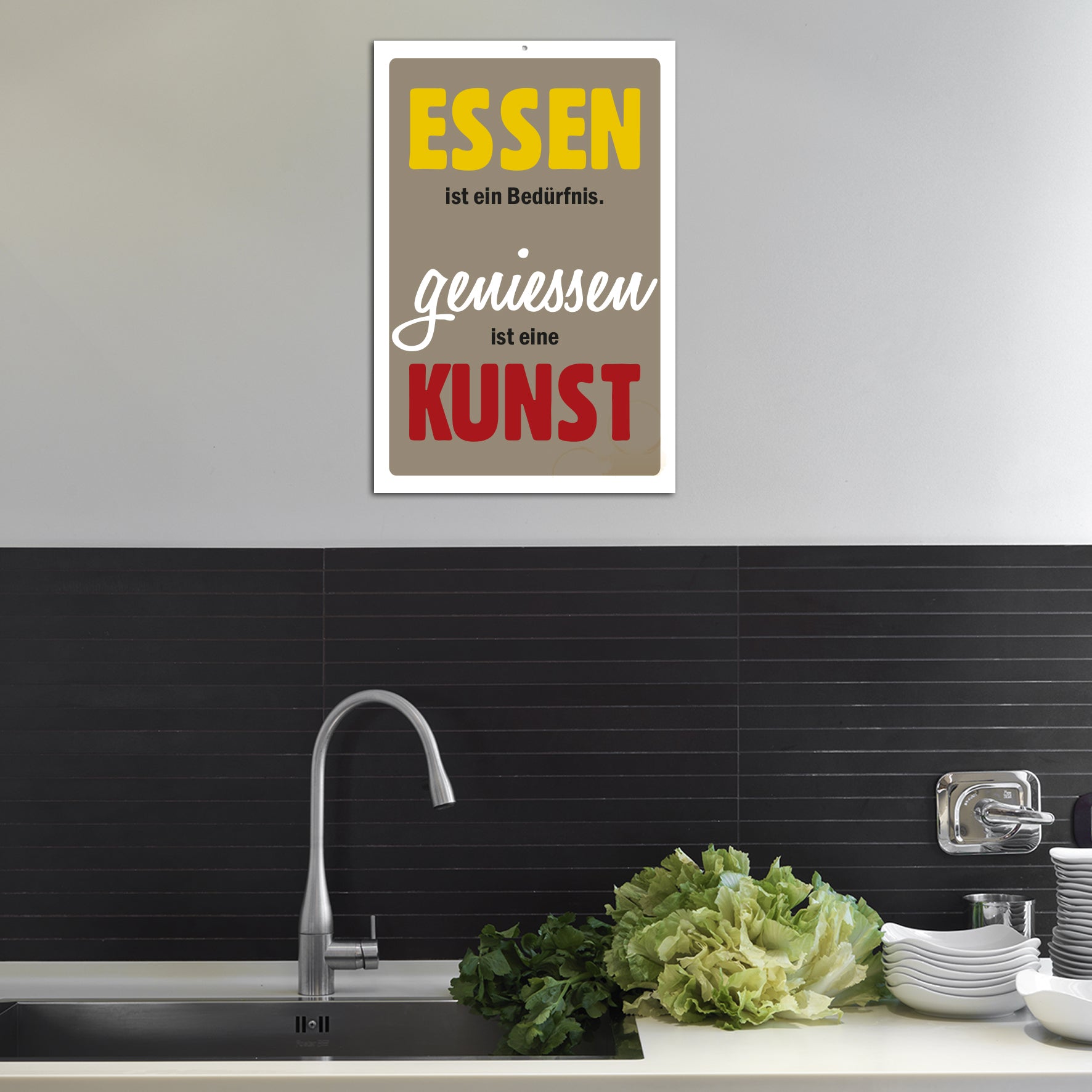 Blechschild - Essen ist ein Bedürfnis. Geniessen ist ein Kunst Wohnbeispiel